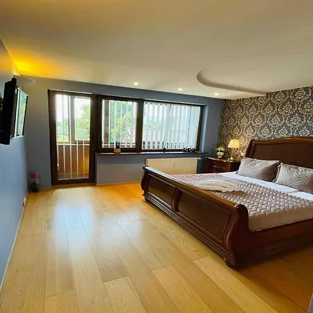 Charming Two Bedroom - Self Check In